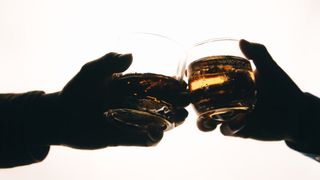 Românii strâng cureaua, Parlamentul toarnă în pahare! Se aruncă mii de euro pe whiskey și vin de lux