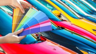 Schimbarea culorii mașinii devine ilegală! Șoferii care își înfoliază autoturismul riscă amenzi usturătoare!