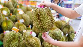 Thailanda are o problemă mare cu fructul care miroase a br&acirc;nză stricată și apelează la influenceri ca s-o rezolve