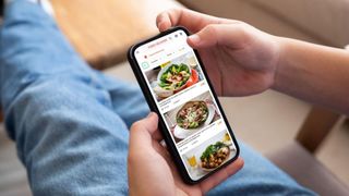 Un t&acirc;năr și-a pus pe telefon cardul străbunicului și a comandat m&acirc;ncare de 14.000 lei