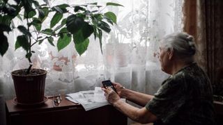 O pensionară este obligată să &icirc;napoieze la stat 60.000 de euro pentru că timp de 20 de ani a &icirc;ncasat două pensii