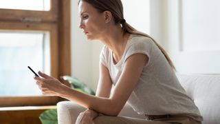 O femeie a căutat numele soțului ei pe internet și a făcut o descoperire teribilă, care a dus la arestarea lui