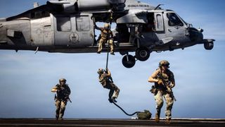 The Telegraph: Veterani SAS şi Navy Seal &icirc;i antrenează pe ruși &icirc;n baze private din Europa să lupte &icirc;n Ucraina