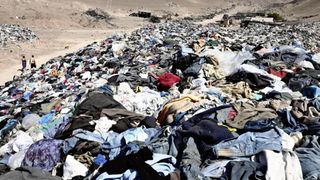 „Marea groapă de gunoi la modă”. Un munte de haine cu etichete de firmă pe care nimeni nu le mai vrea a apărut în Atacama