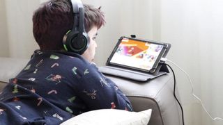 Un tată i-a plătit fiului 18 euro ca să-l ajute să devină celebru pe YouTube. S-a trezit apoi cu o factură de peste 100.000 de euro