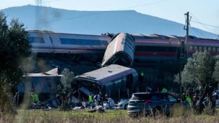 Accident feroviar grav &icirc;n Spania. Două trenuri s-au ciocnit &icirc;n Toledo: Două vagoane au căzut &icirc;ntr-o r&acirc;pă, sunt zeci de morți