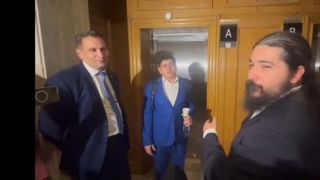 Un deputat AUR anunță, &icirc;ntr-un dialog filmat cu parlamentari USR, o "surpriză surprinzătoare&rdquo;: &rdquo;Kinder cu surpriză o să fiţi"