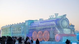 Ceva ciudat și frumos se &icirc;nt&acirc;mplă &icirc;n cel mai mare oraș de gheață din lume. Oameni de pretutindeni merg să vadă spectacolul