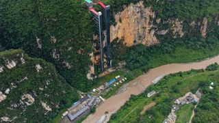 China a făcut pe o st&acirc;ncă un lift exterior de 288 de metri pentru ca elevii dintr-un sat să ajungă mai repede la școală