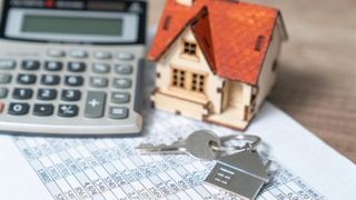 Un rom&acirc;n stabilit &icirc;n Germania s-a trezit că are de plătit 15.000 &euro; impozit pe o casă din Arad, de 50 de ori mai mult dec&acirc;t anul trecut