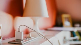 Ce se &icirc;nt&acirc;mplă dacă lași &icirc;ncărcătorul de la telefon &icirc;n priză. C&acirc;t curent consumă și care sunt pericolele
