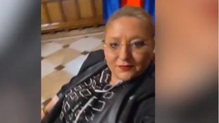 Diana Șoșoacă a făcut circ la consultările de la Cotroceni: &bdquo;Este că-mi stă bine aici? Luați loc aici, doamna premier&rdquo;