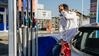 C&acirc;t costă benzina și motorina pe 26 martie. Prețul a crescut și cu 2 lei pe litru față de acum o lună, la motorină