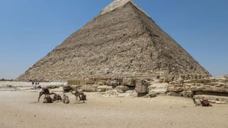 Un miliardar vrea să schimbe piramidele din Giza. A semnat un contract pentru un proiect care transformă platoul &icirc;n afacere