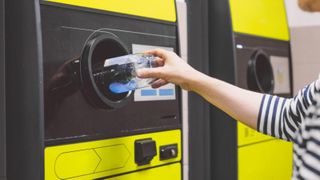 Un bărbat s-a dus cu 1.371 de sticle și doze la aparatul de reciclat dintr-un magazin, &icirc;n Polonia. C&acirc;ți bani a primit
