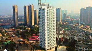 Chinezii au construit un bloc de locuințe de 26 de etaje în 5 zile. Spun că rezistă la cutremure și este complet mobilat