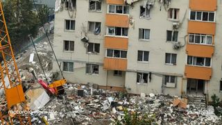 O parte din blocul din Rahova s-a prăbușit &icirc;n timpul demolării. Momentul a fost surprins &icirc;n imagini