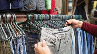 Un tânăr și-a dat demisia din funcția de director ca să vândă haine second-hand din garajul lui. Acum câștigă 12.000 de euro pe lună