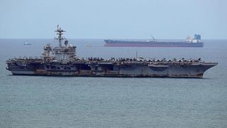 Plin de rugină, portavionul USS Abraham Lincoln a ajuns &icirc;n Thailanda, după 270 de zile pe mare. Americanii &bdquo;se relaxează&rdquo; la Pattaya