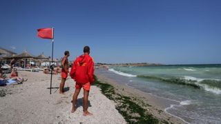 Un bărbat a fost scos, joi, de 3 ori din mare de salvamari, la Eforie. A patra oară a murit