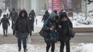 Ninge în Bucureşti, în Noaptea de Ajun. Stratul de zăpadă va ajunge la 6 centimetri
