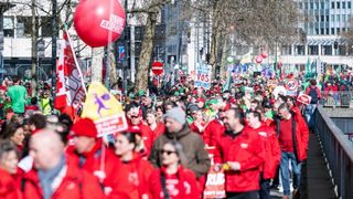 Creșterea v&acirc;rstei de pensionare la 67 de ani scoate &icirc;n stradă zeci de mii de oameni &icirc;n inima UE. Zboruri anulate pe două aeroporturi