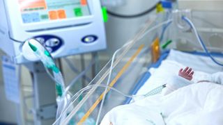 Unul dintre bebelușii care așteptau un loc la ATI, la Spitalul "Marie Curie", a murit. "Nu am putut să &icirc;l luăm"