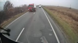 Momentul tragediei din Timiș, &icirc;n care șase oameni au murit, a fost filmat. Șoferul microbuzului intră, inexplicabil, direct &icirc;ntr-un TIR