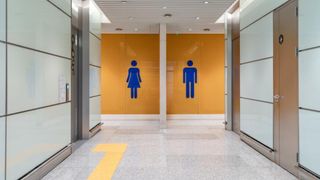 Un inginer a fost concediat pentru că mergea prea des la toaletă. Șefii l-au verificat pe camerele de supraveghere