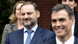 Două rom&acirc;nce ar fi fost primite &bdquo;cadou&rdquo; de un fost ministru din Spania. &Icirc;n schimb, ar fi aprobat contracte de 125 de milioane de euro
