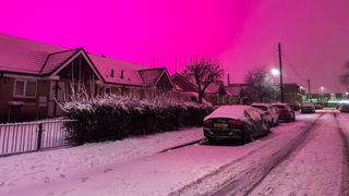 Cerul a devenit roz aprins &icirc;n timpul furtunii de zăpadă de joi seară, &icirc;n Birmingham