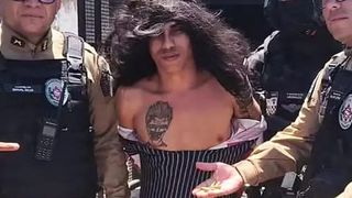 Un criminal &icirc;n serie suspectat de 16 fapte s-a deghizat &icirc;n femeie ca să scape de poliție. După arestare, a mărturisit 80 de crime