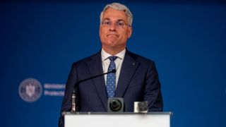 Ministrul Dragoș P&icirc;slaru se pl&acirc;nge că are salariu mic și &bdquo;este &icirc;ntreținut&rdquo; de soție. Locul de muncă al acesteia este secret