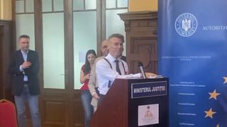 Omul &icirc;n haine gri a jurat pe tricolor: Artistul Asaf Avidan a devenit, oficial, cetățean rom&acirc;n. &bdquo;E un nou capitol&rdquo;