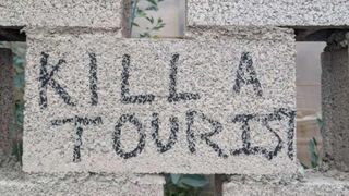 &bdquo;Omor&acirc;ți un turist&rdquo; - mesajul șocant apărut pe un zid, &icirc;ntr-o destinație iubită de rom&acirc;ni. Sunt anunțate proteste de amploare