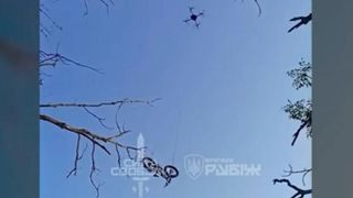Scene ca în filme pe frontul din Ucraina. O dronă îi livrează o bicicletă unui soldat rănit și încercuit de ruși, ca să se poată salva
