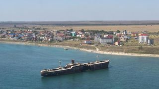 Cod roșu de explozii pe litoral. &Icirc;n Constinești este interzisă apropierea de malul mării: &bdquo;Distanța de siguranță - 1 km față de țărm&rdquo;