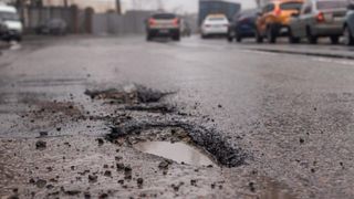 Un mecanic auto c&acirc;știgă peste 2.000 de dolari pe noapte dintr-o singură groapă. &bdquo;Nenorocirea unui om este norocul altuia&rdquo;