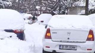 Un șofer a rămas blocat &icirc;n zăpadă de la 3 dimineața pe o stradă din București. A pus mașina pe avarii, a &icirc;ncuiat-o și a plecat acasă
