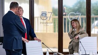 Scandal uriaş după ce Trump a spus că a făcut o fotografie &bdquo;din milă&rdquo; cu Meloni: &bdquo;Sunt stupefiată&rdquo;. Tajani şi-a anulat vizita &icirc;n SUA