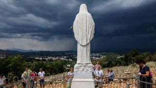 Furie &icirc;n Bosnia. Statuia Fecioarei Maria din Medjugorje a fost desfigurată și incendiată: &bdquo;Diavolul &icirc;n fustă&rdquo;