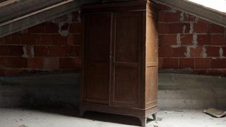 Un bărbat care și-a cumpărat un dulap second hand a descoperit că avea un compartiment secret cu o comoară în interior