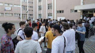 Caz bizar la Bacalaureat: Un elev suspect de fraudă a rămas &icirc;n sala de examen. I-a spus polițistului: "Nu pui m&acirc;na pe mine fără mandat"