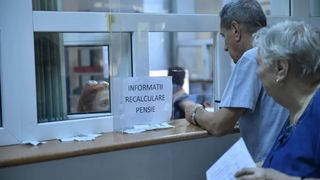 Cu cât ar trebui să crească pensiile în 2027, dacă se respectă legea actuală. Calcule pentru majorarea cu rata inflației