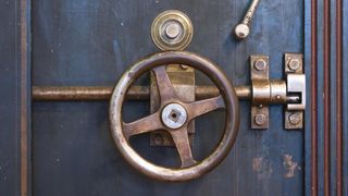 Un bărbat care a cumpărat un seif vechi cu 15 euro a găsit &icirc;n el o comoară de 30.000 de euro