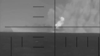 Momentul &icirc;n care un submarin american lovește cu o torpilă nava de atac iraniană și o scufundă, &icirc;n Oceanul Indian