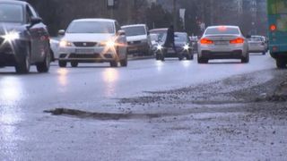 Șoferii cu mașini avariate de gropi pot cere despăgubiri. Un avocat arată ce trebuie să facă, pas cu pas: &bdquo;Și eu am pățit &icirc;n Capitală&rdquo;