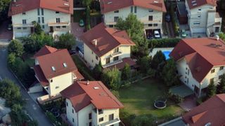 Cui îi aparține grădina din fața blocului. Ce spune legea despre spațiul verde din jurul condominiului și amenda pentru ocupare abuzivă