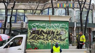 Un chioşc "uitat" de 20 de ani &icirc;n centrul Bucureştiului a fost ridicat de autorităţi. Imagini cu ce au găsit muncitorii sub el