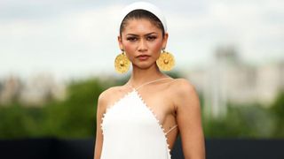Cerceii purtați de Zendaya la premiera filmului Odiseea, din aur iranian vechi de 3.000 de ani, au st&acirc;rnit o controversă uriașă